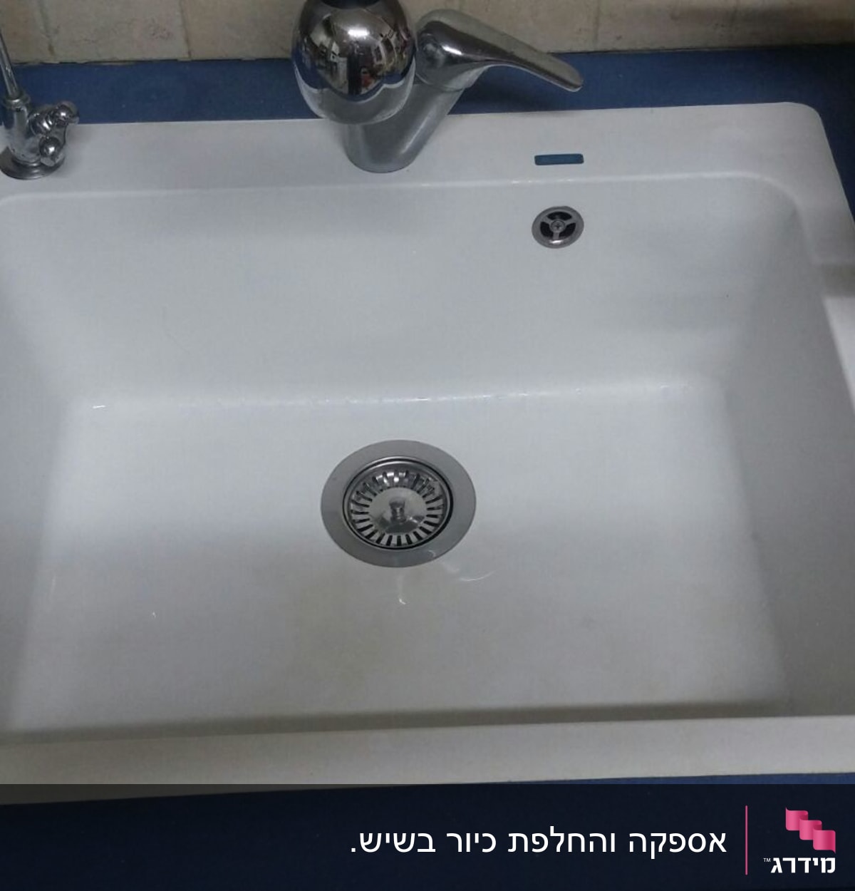 כיור שיש לבן עם ברז מתכת